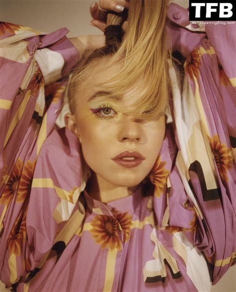 Sydney Sweeney Nude And Sexy Photos Collection .